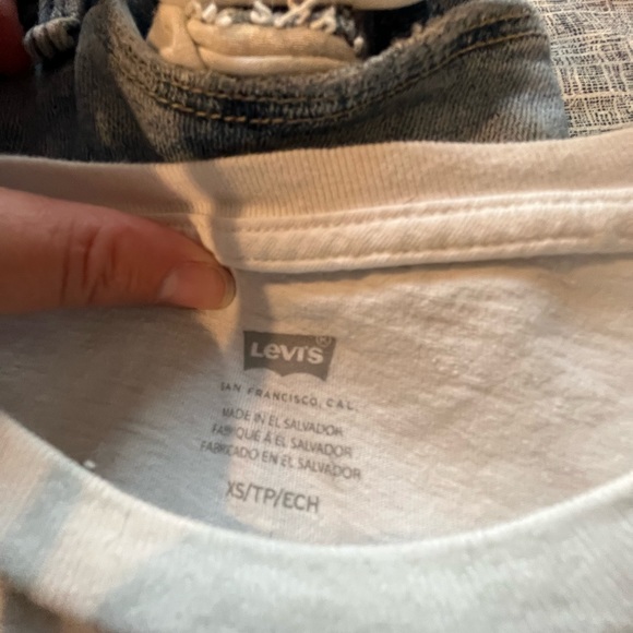 *SOLD* Levi’s T-shirt - Picture 3 of 3
